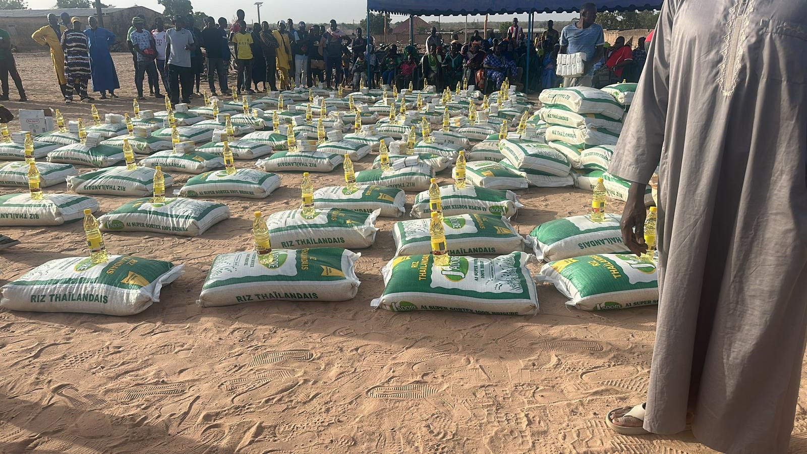 Sacs de riz alignés pour distribution