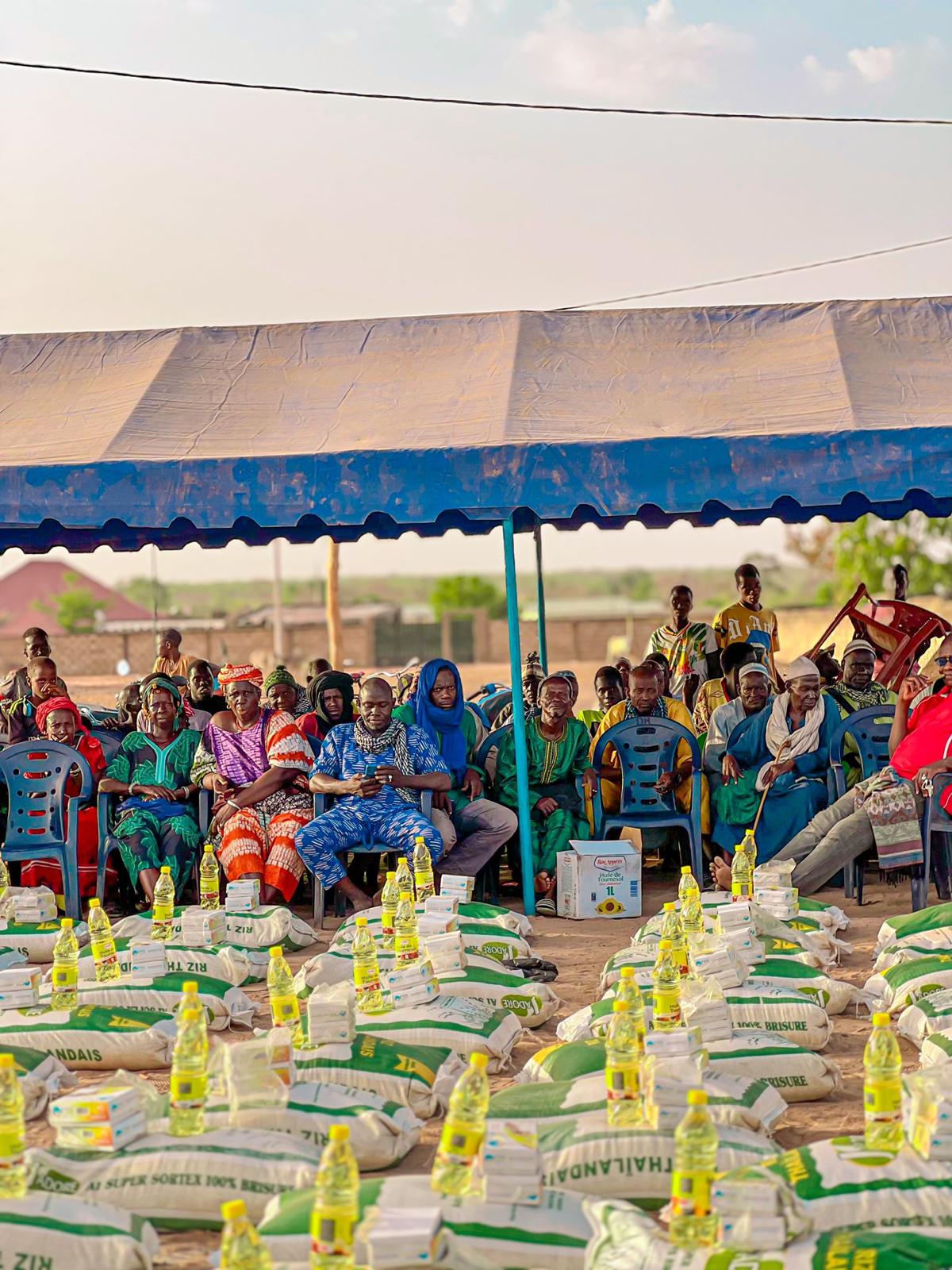 Distribution alimentaire au Sénégal – villageois avec sacs de riz